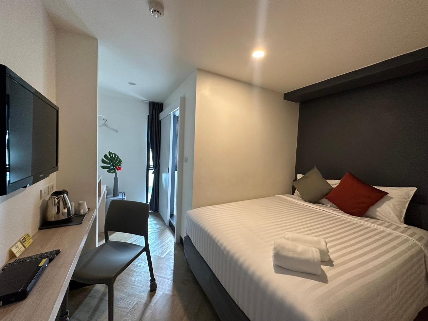 14 Sathorn Hotel No-Parking Bangkok Exterior photo